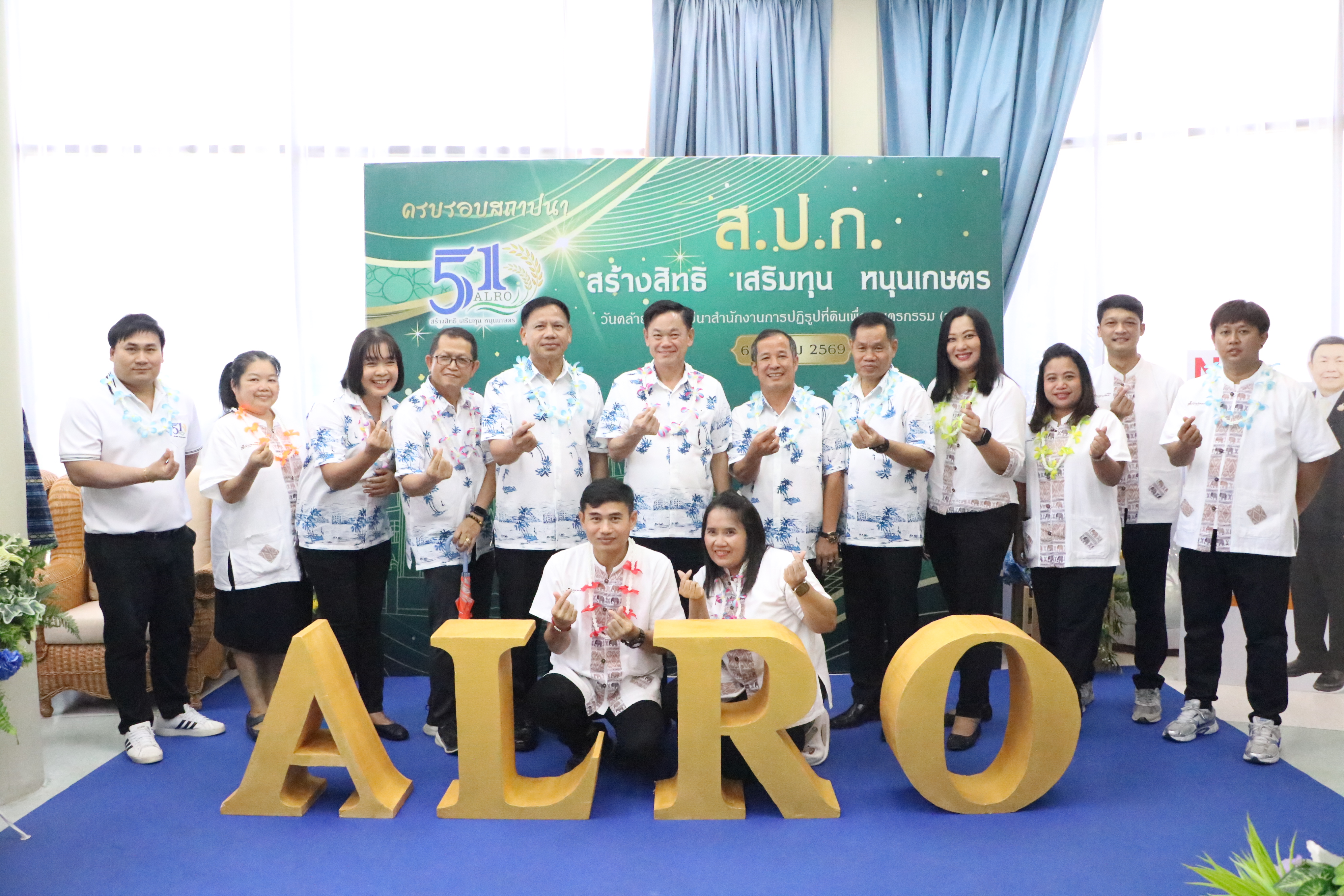 title - ชุ่มฉ่ำ! ชาว ส.ป.ก. ร่วมสรงน้ำพระพุทธรูป และรดน้ำขอพรผู้บริหาร เนื่องในประเพณีวันสงกรานต์ ประจำปี 2569 บรรยากาศเต็มไปด้วยความชื่นมื่นชุ่มฉ่ำ